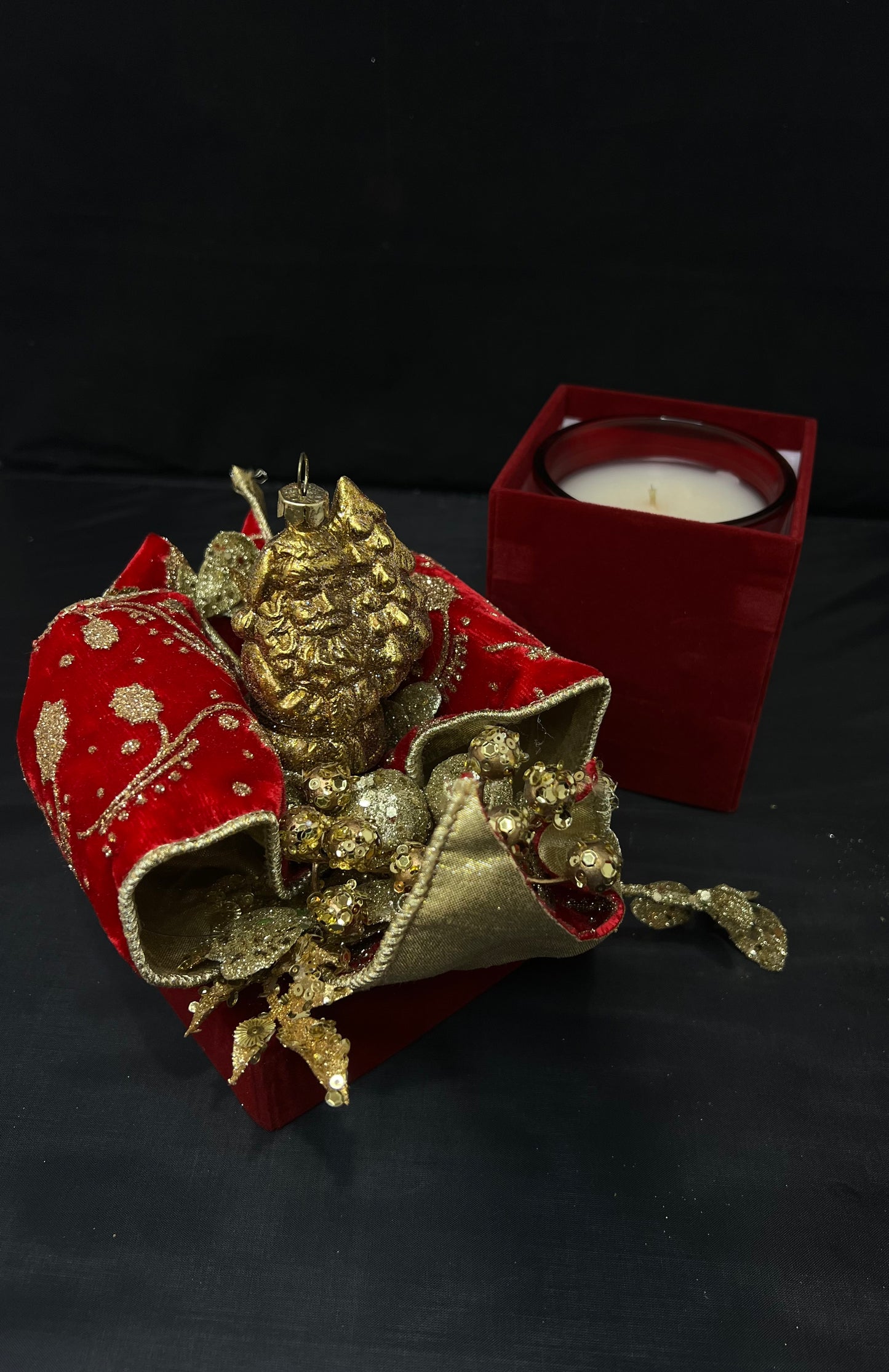 LUX- Noel Candle with Gold Santa Gift Box