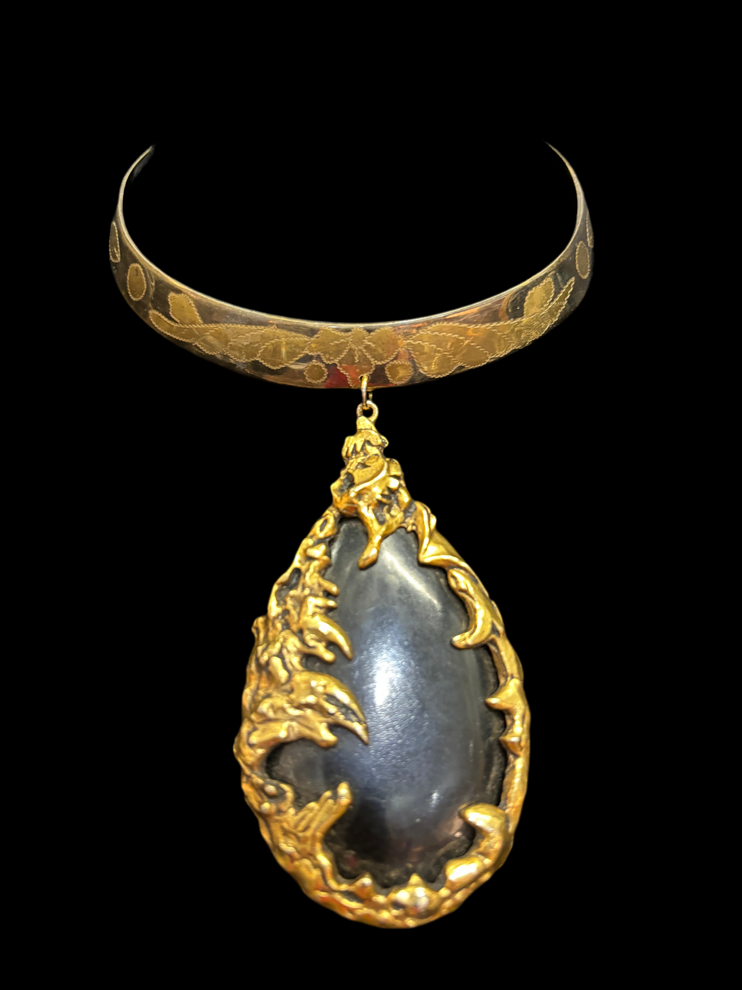 MADE - Collar necklace with pendant