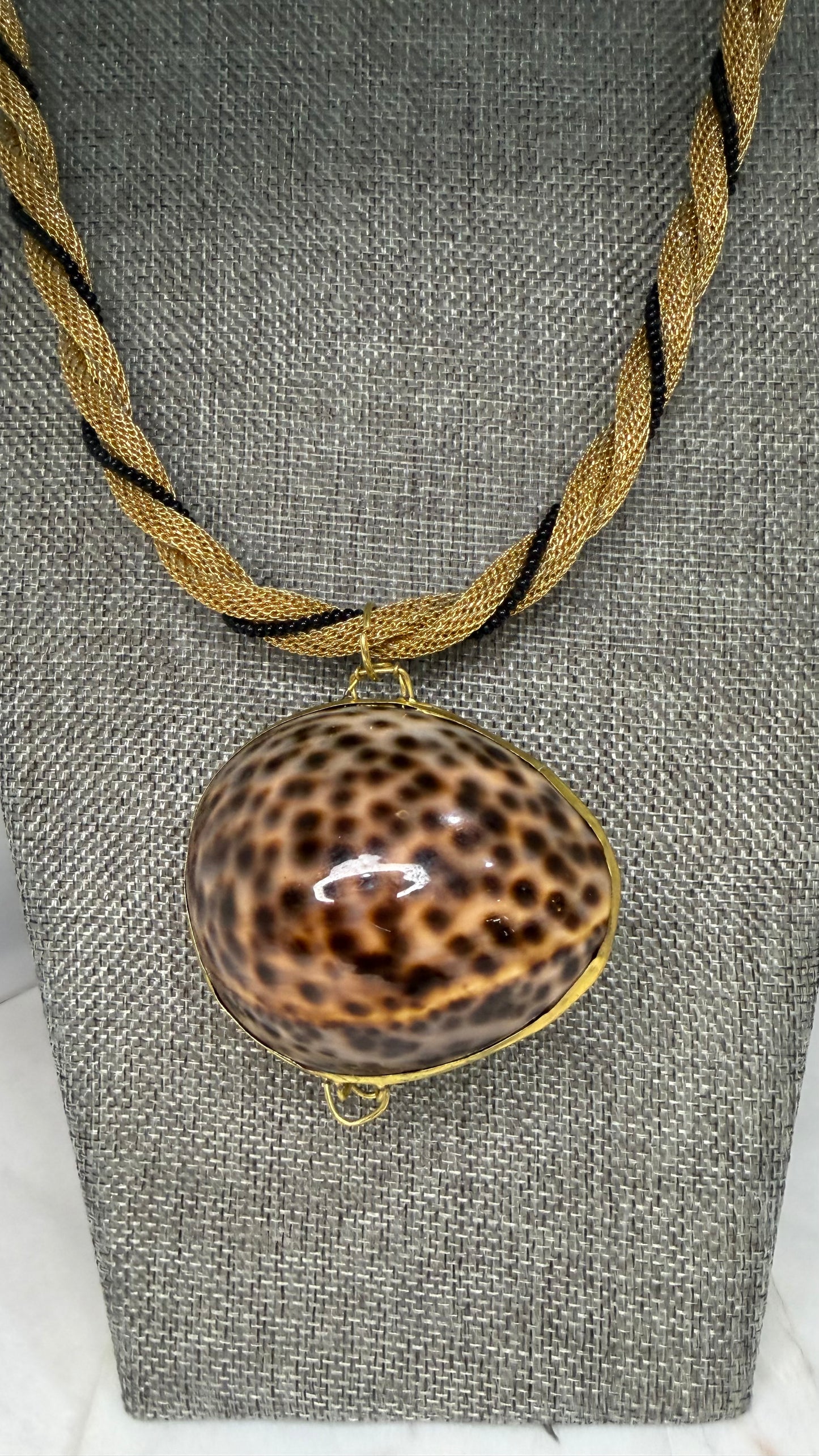 MADE- 1960s shell necklace