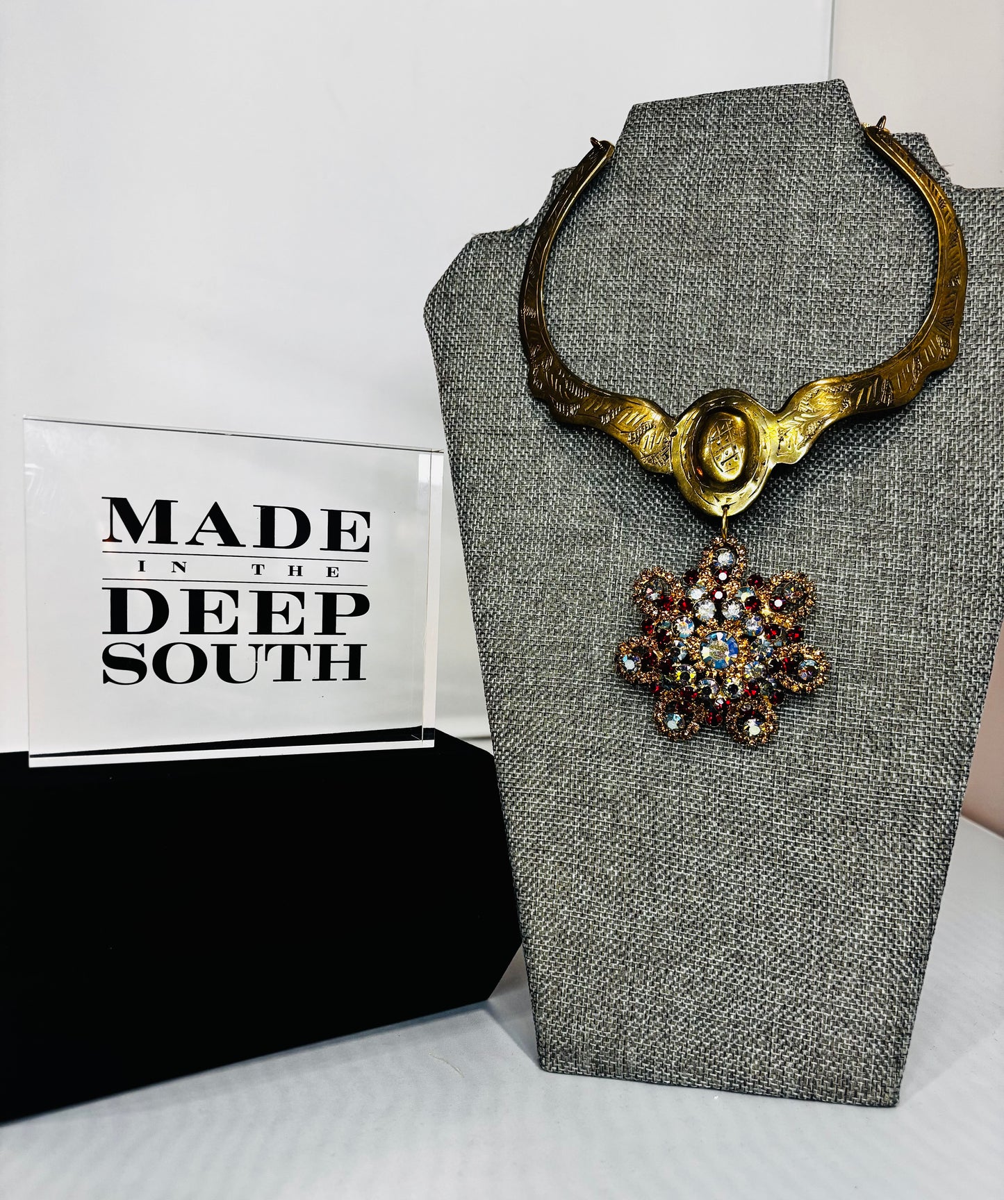 MADE - Beautiful Collar necklace with brooch