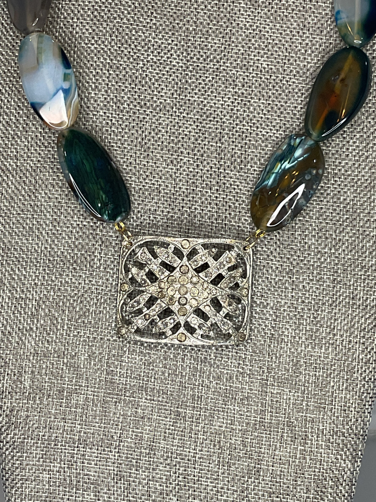 Made shoeclip agate necklace