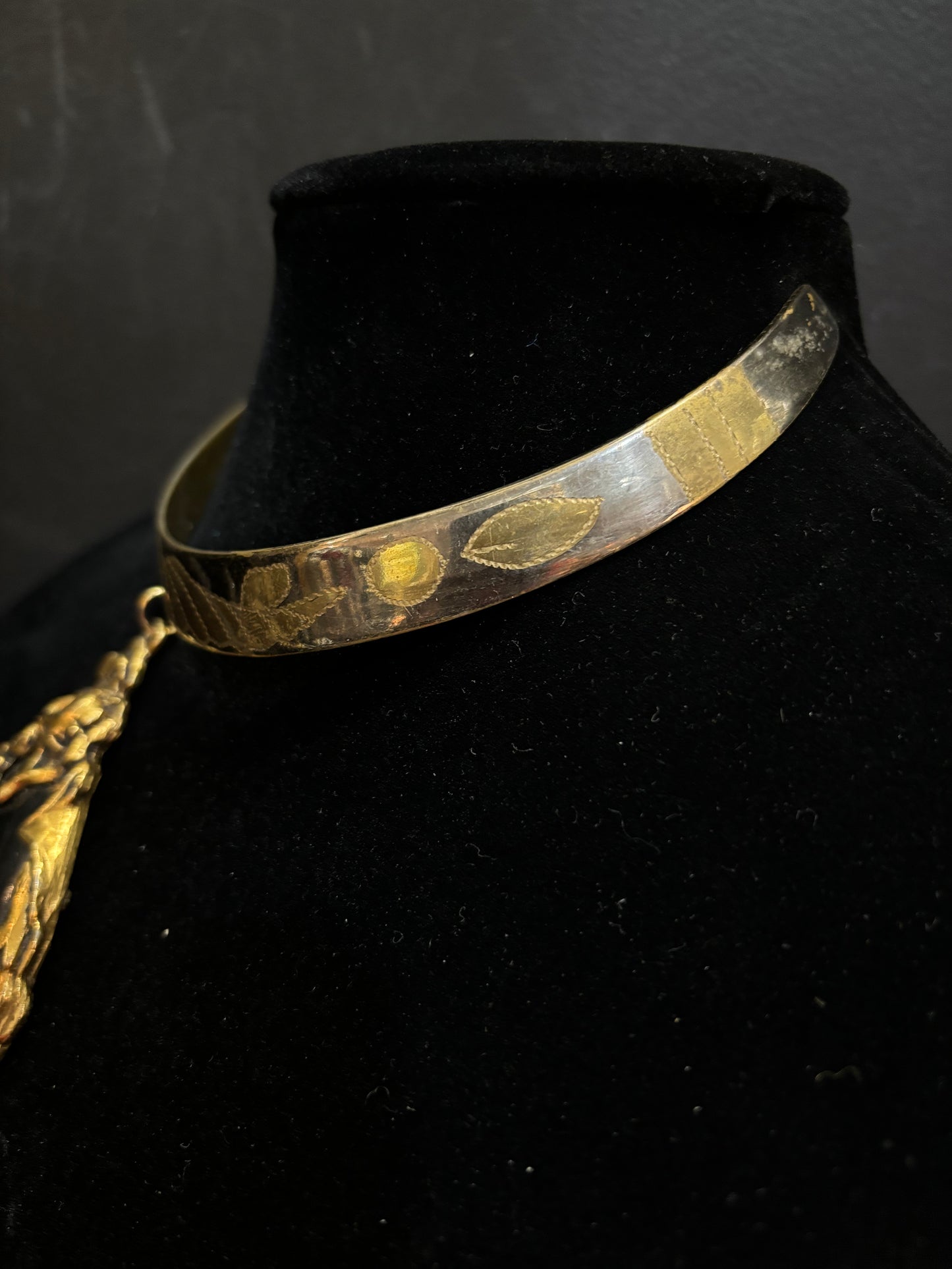 MADE - Collar necklace with pendant