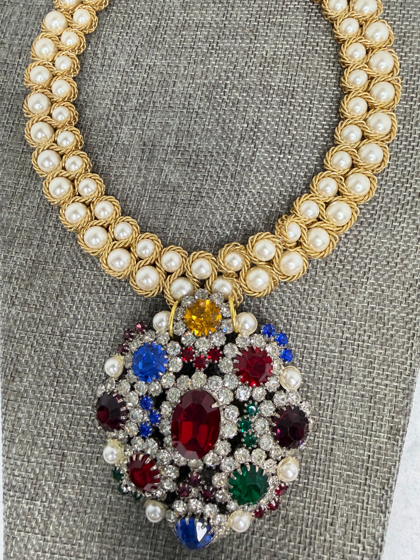 Made colorful brooch, pearl necklace