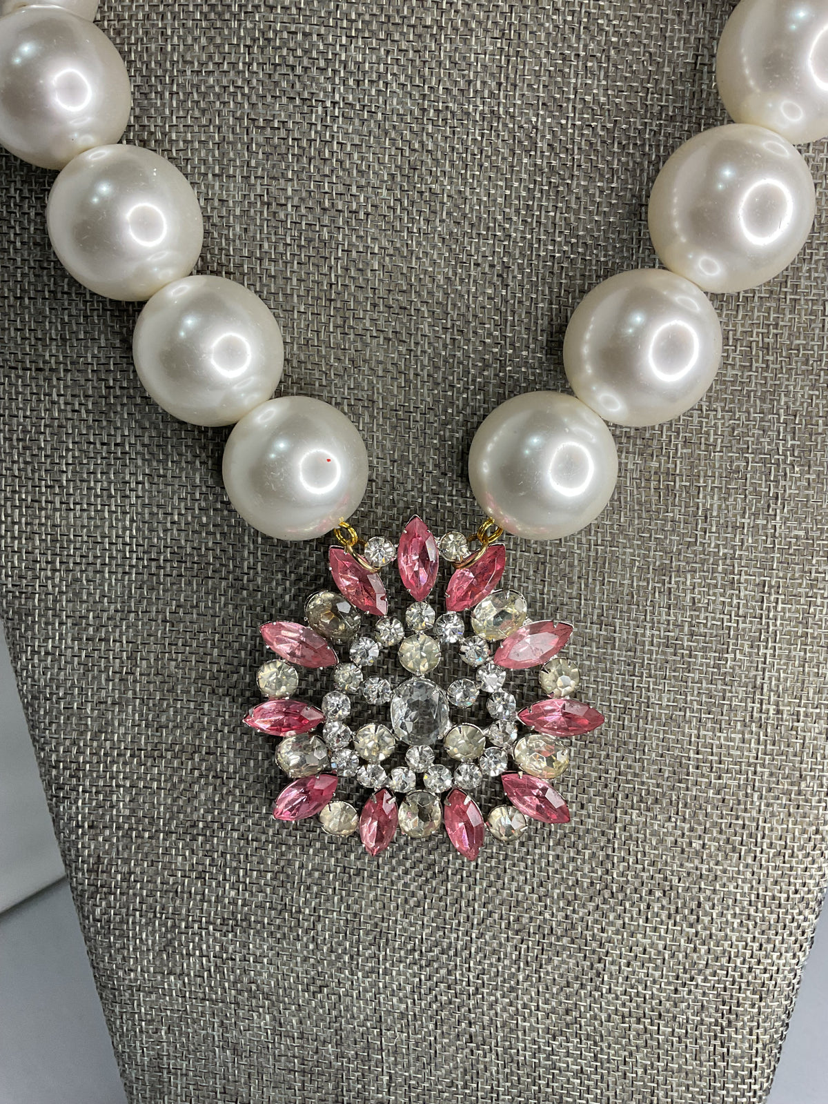 Made pink big pearl necklace