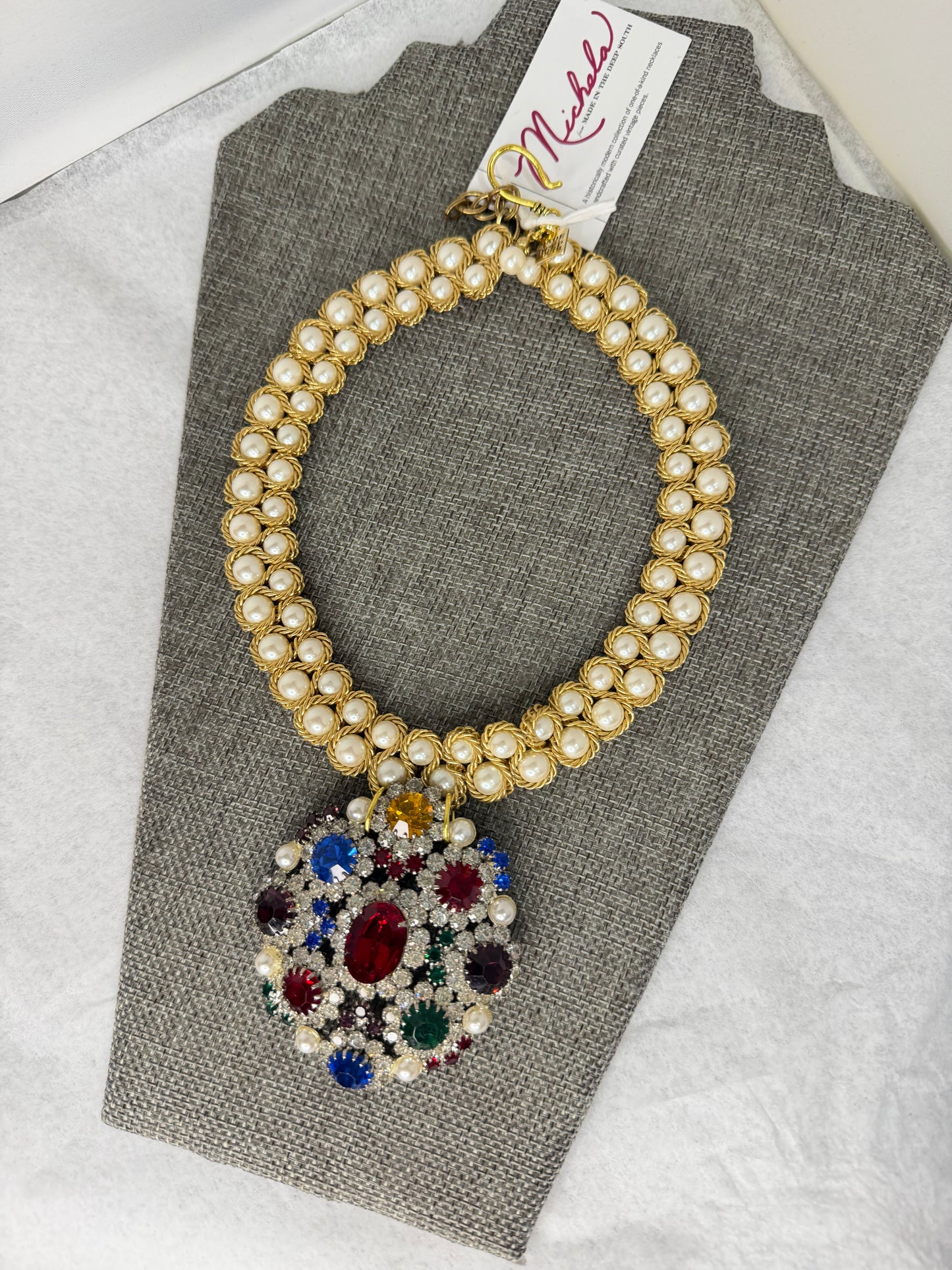Made colorful brooch, pearl necklace