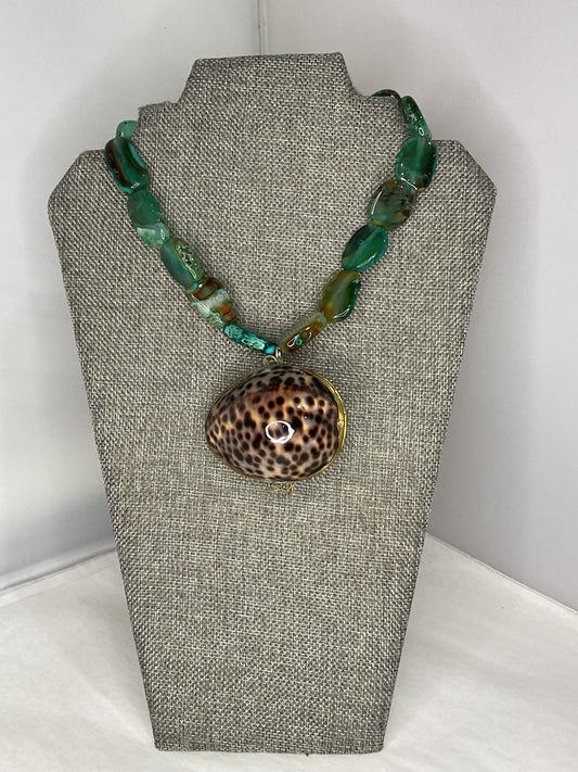 Made Shell box necklace