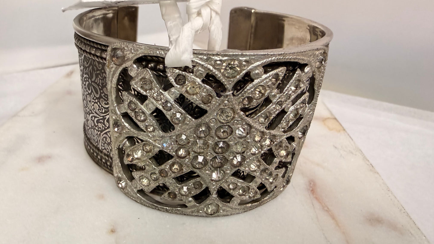 Made shoe clip cuff