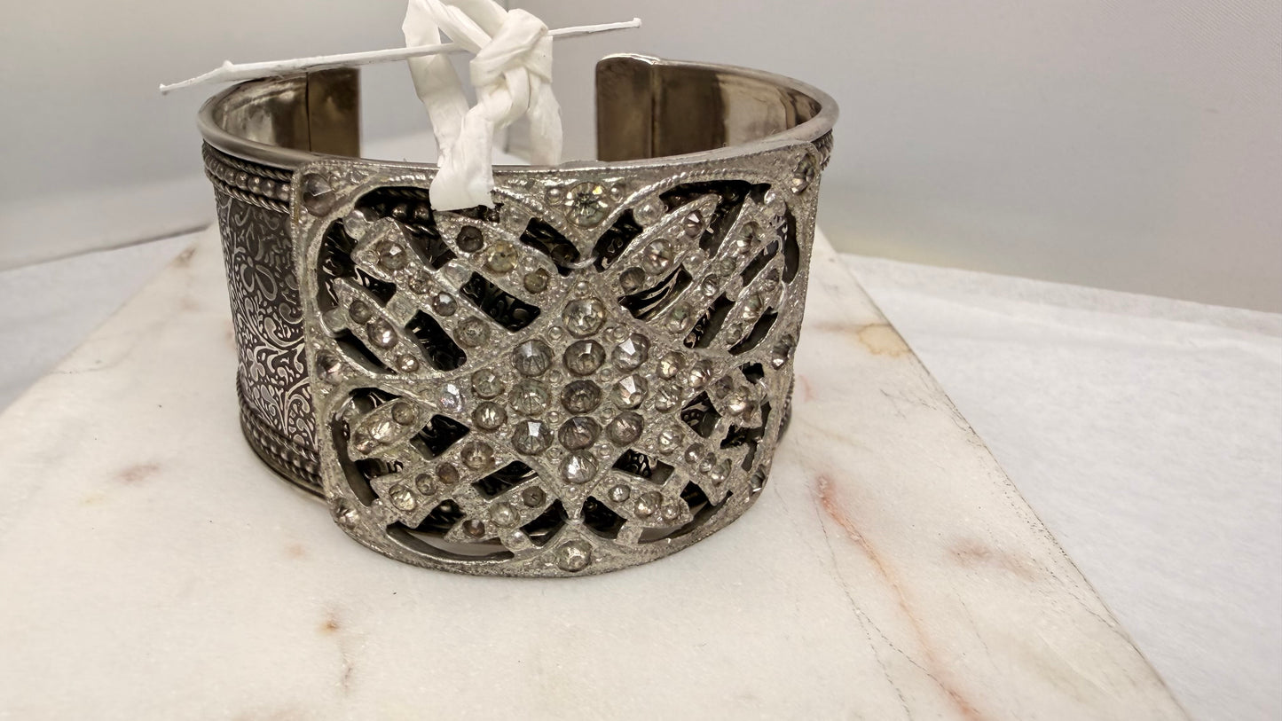 Made shoe clip cuff