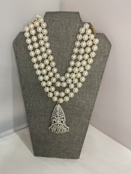 Made layered Pearl necklace