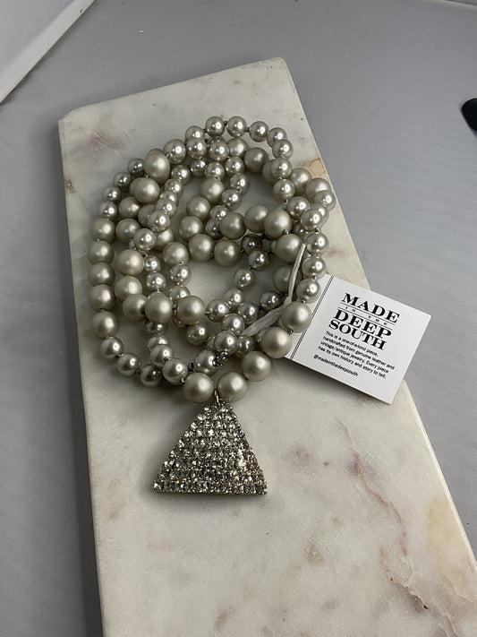 Made grey pearl necklace