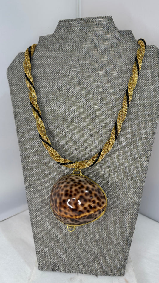 MADE- 1960s shell necklace