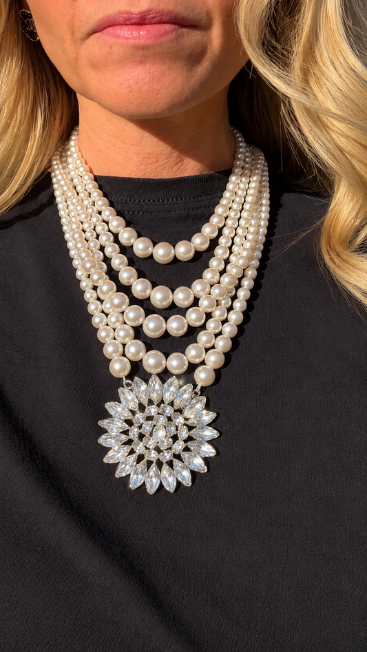 Made 1960s brooch Pearl necklace