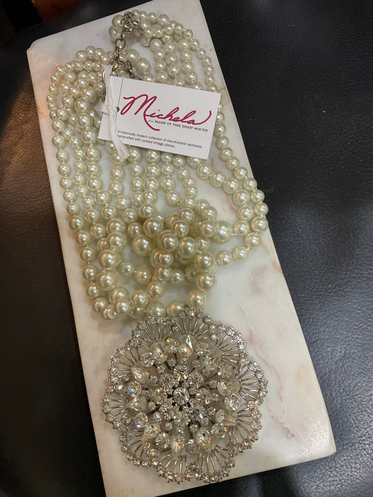 Made 50s brooch pearl necklace