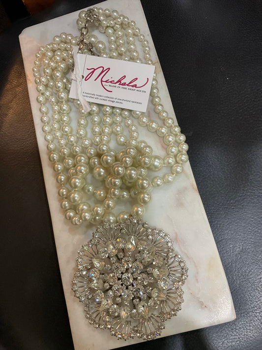 Made 50s brooch pearl necklace