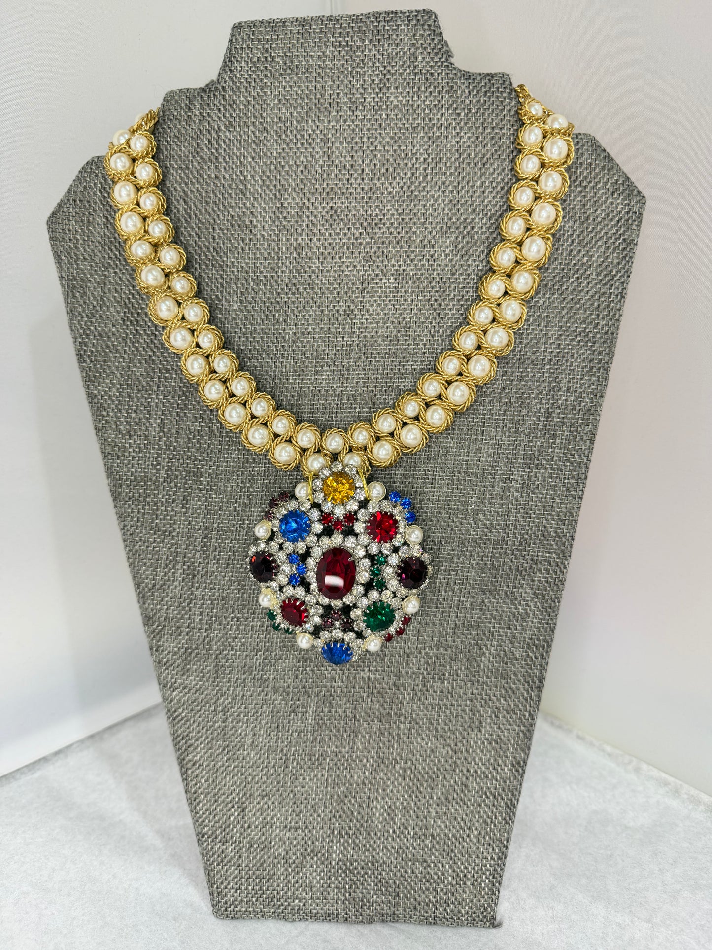 Made colorful brooch, pearl necklace