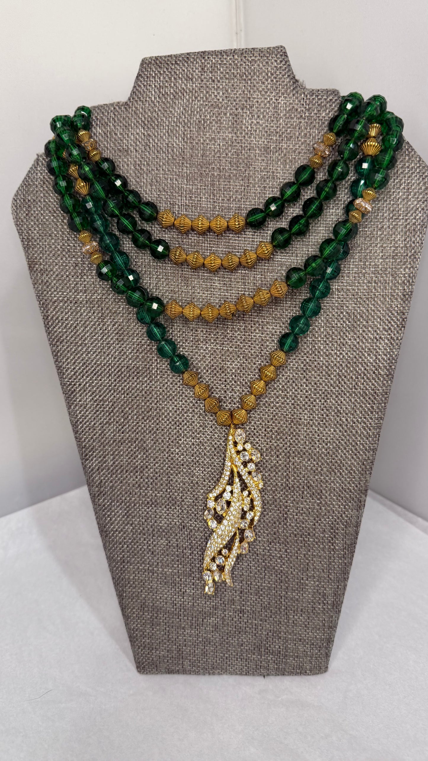 Made 1970s brooch emerald green necklace