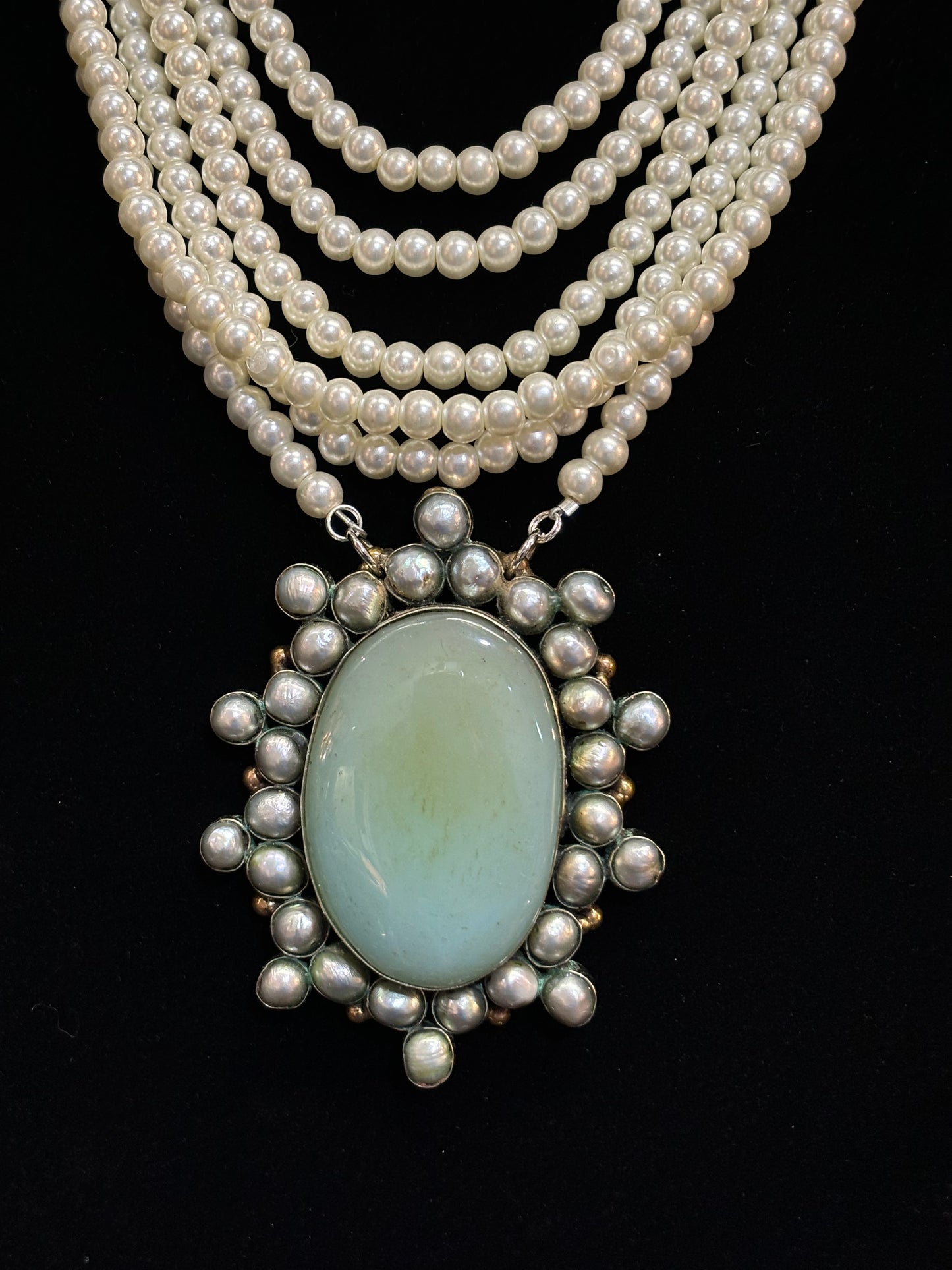 MADE-Layered Pearl Necklace with Stone Brooch