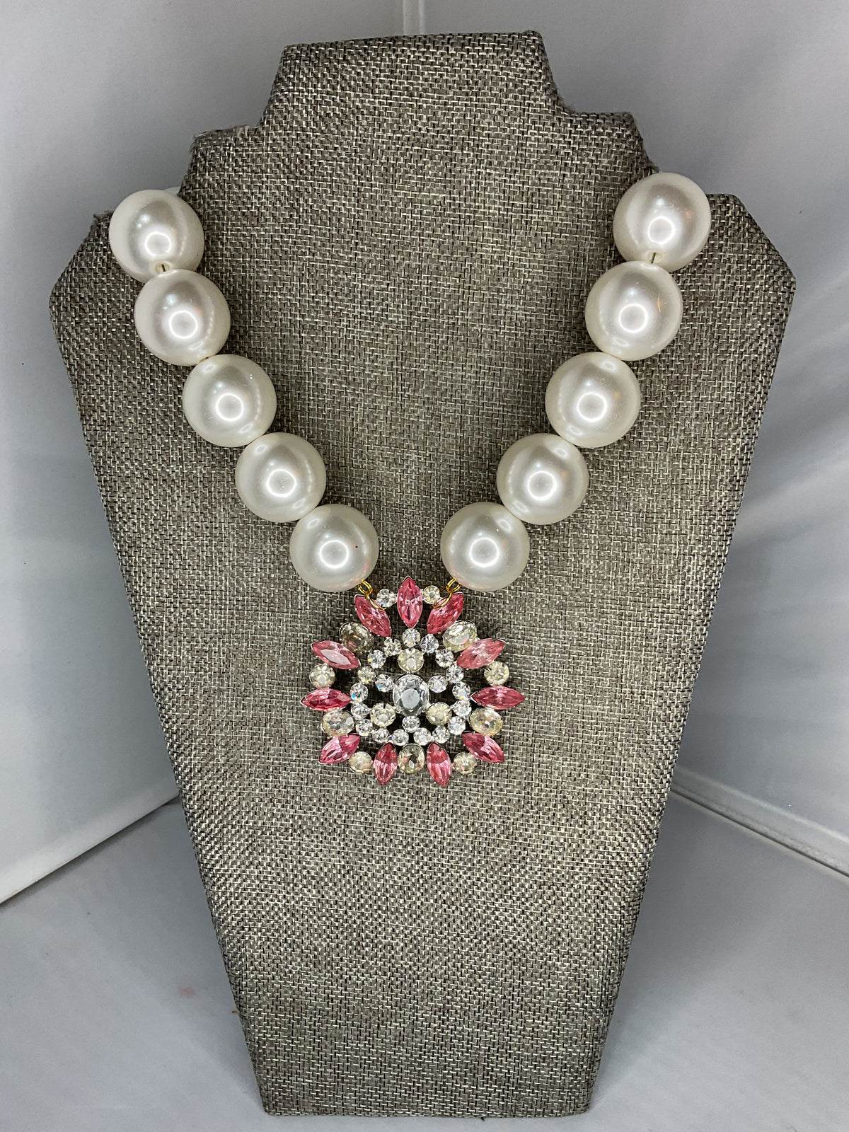 Made pink big pearl necklace