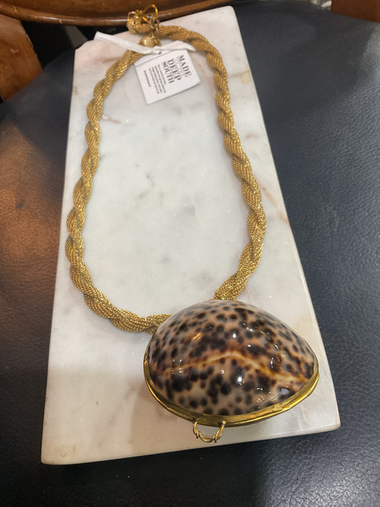 MADE- 1960s shell necklace
