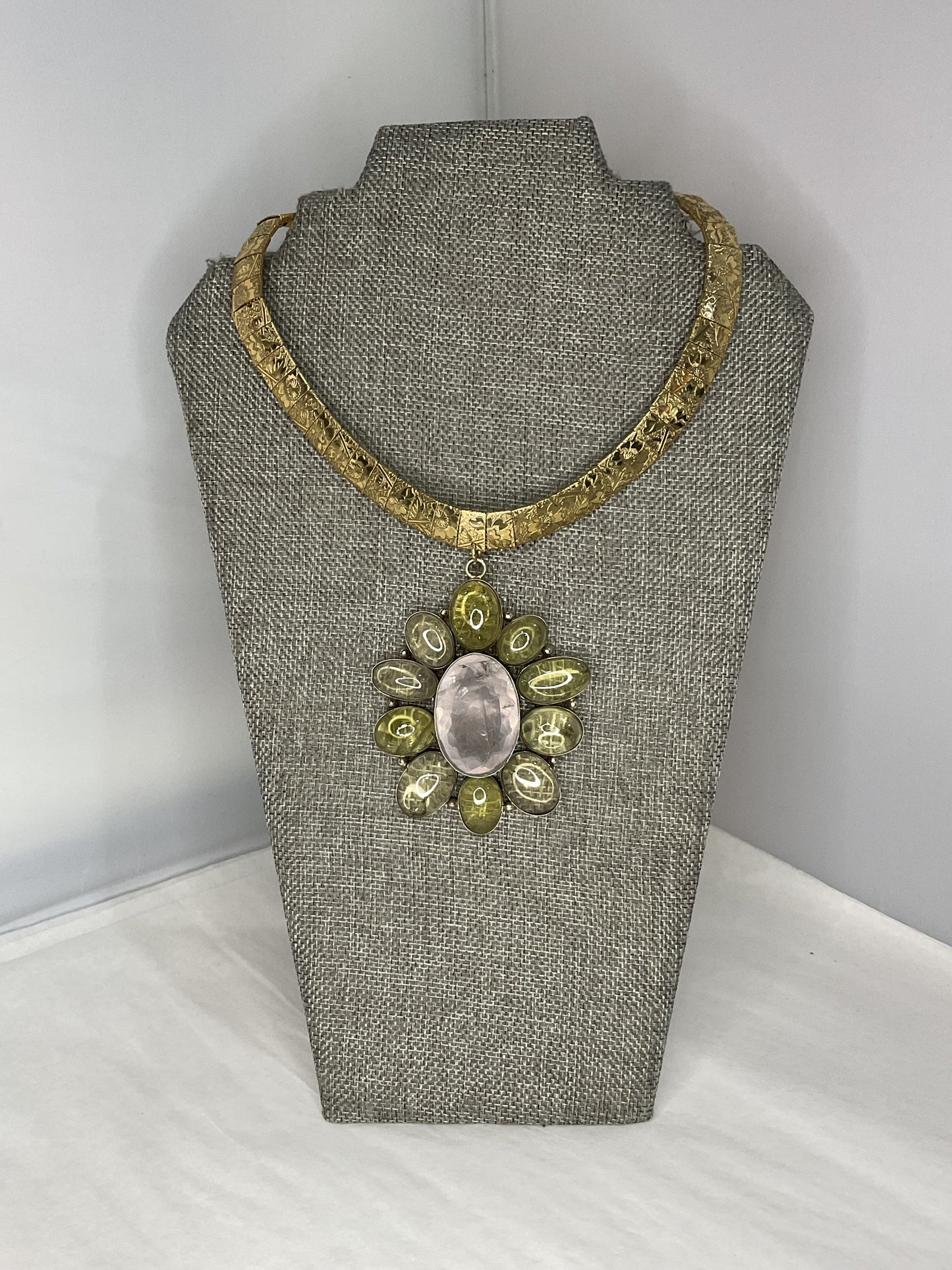 Made 1970s necklace
