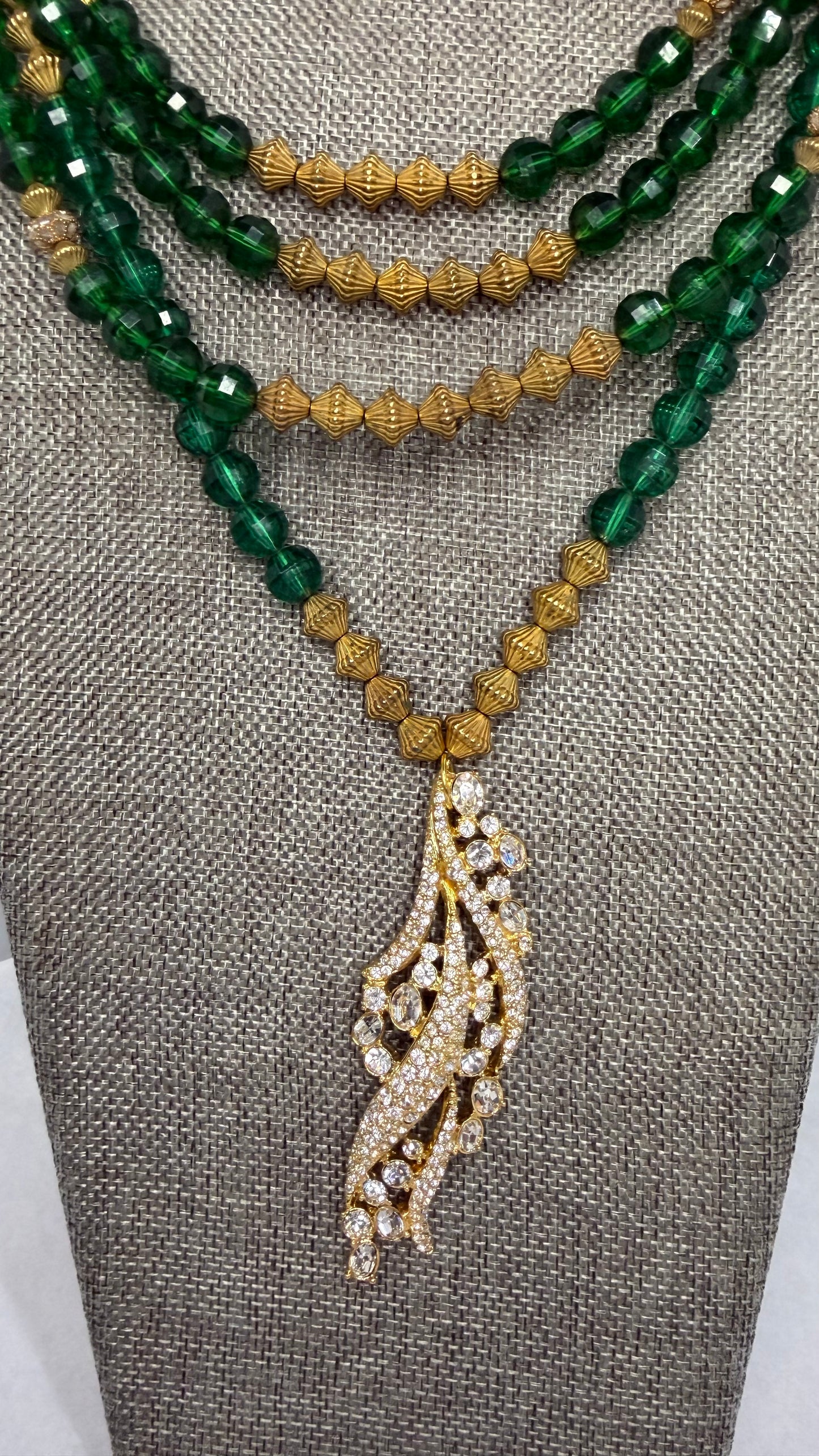 Made 1970s brooch emerald green necklace