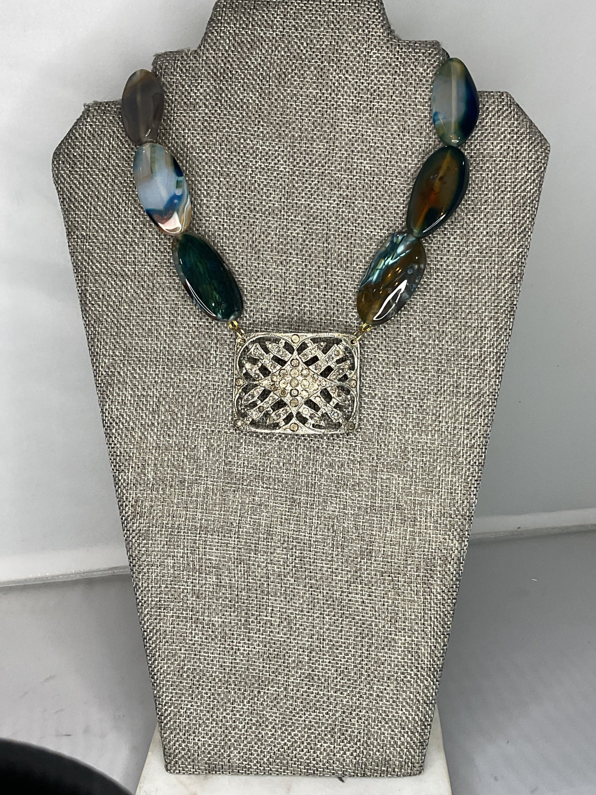 Made shoeclip agate necklace