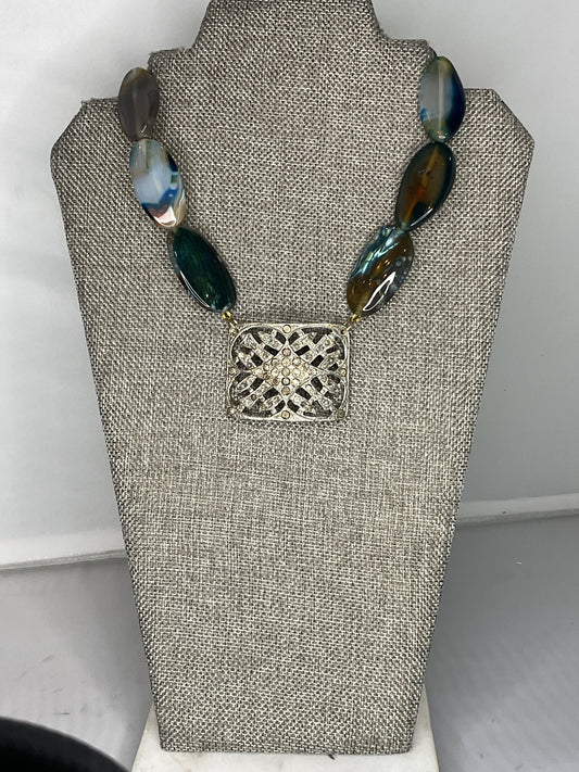 Made shoeclip agate necklace