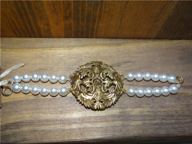 MADE- Pearl Bracelet with Gold Brooch